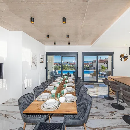 6 Bedroom Stunning In Kastel Luksic Holiday home Kastela