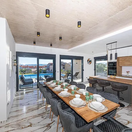 Holiday home 6 Bedroom Stunning In Kastel Luksic *