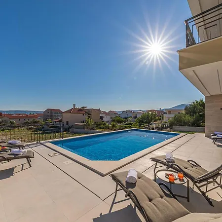6 Bedroom Stunning In Kastel Luksic Holiday home