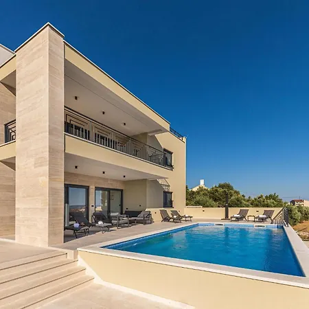 6 Bedroom Stunning In Kastel Luksic Kastela