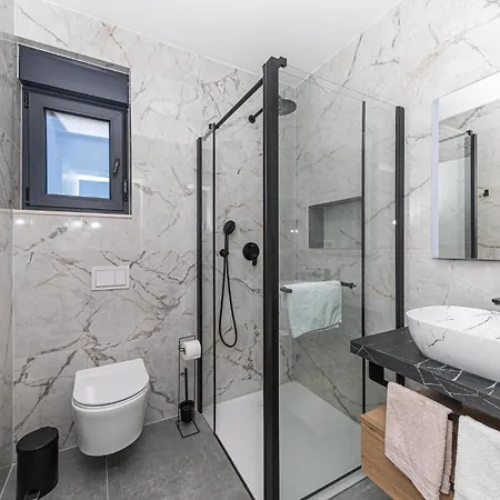 6 Bedroom Stunning In Kastel Luksic