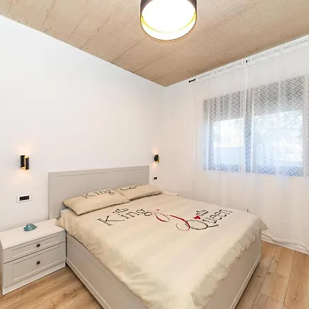 6 Bedroom Stunning In Kastel Luksic Holiday home