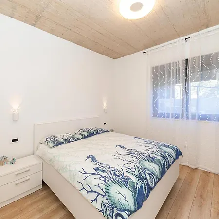 6 Bedroom Stunning In Kastel Luksic Holiday home *