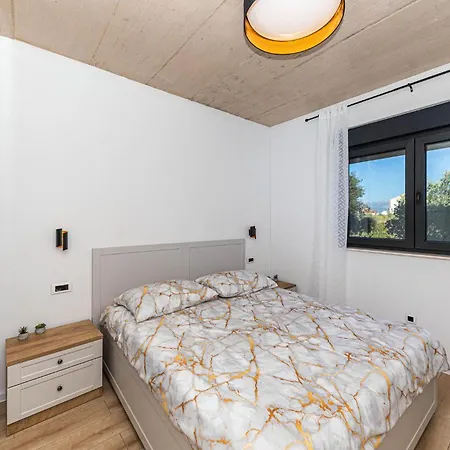 Holiday home 6 Bedroom Stunning In Kastel Luksic *