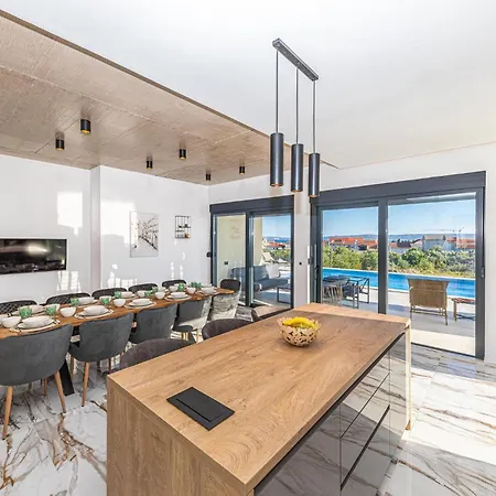 6 Bedroom Stunning In Kastel Luksic * Kastela
