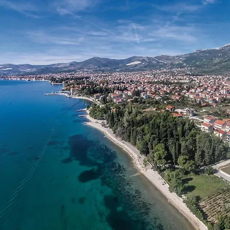 6 Bedroom Stunning In Kastel Luksic Holiday home