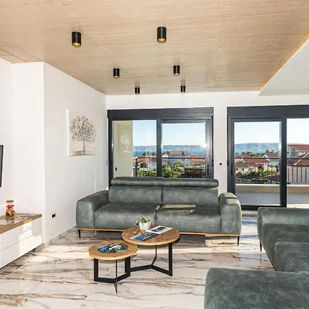 Holiday home 6 Bedroom Stunning In Kastel Luksic *