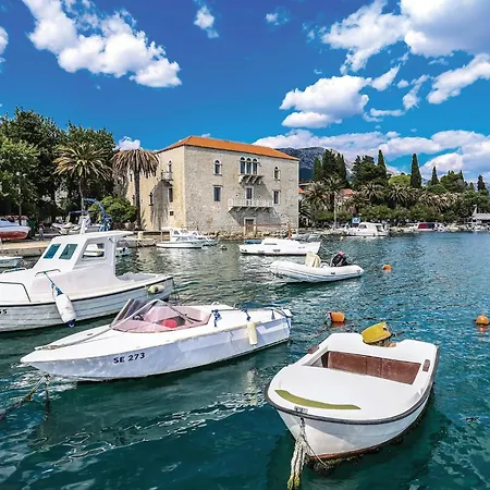 Holiday home 6 Bedroom Stunning In Kastel Luksic Kastela